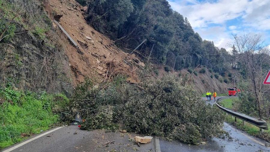 La frana che blocca la regionale 325