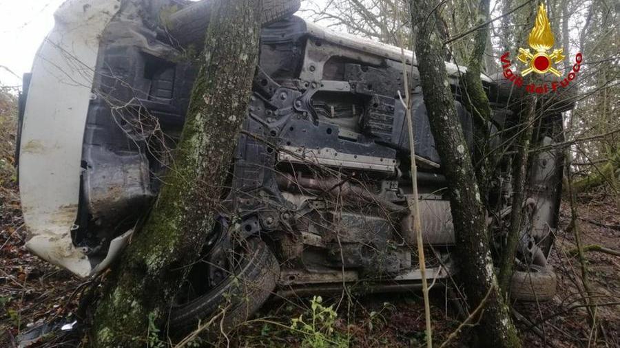 Vetto, 90enne perde il controllo dell’auto e vola nella scarpata: illeso