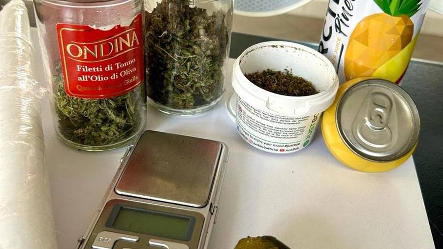 Lagosanto, guidava senza patente e aveva droga in casa: arrestato