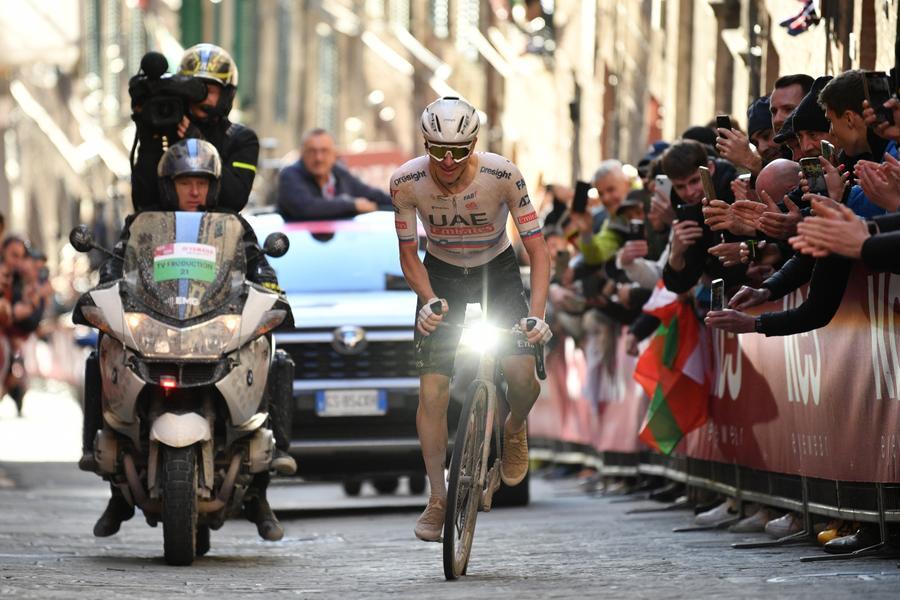 Fantastico Pogacar, vince a Siena dopo 81 km di fuga: sue le Strade Bianche