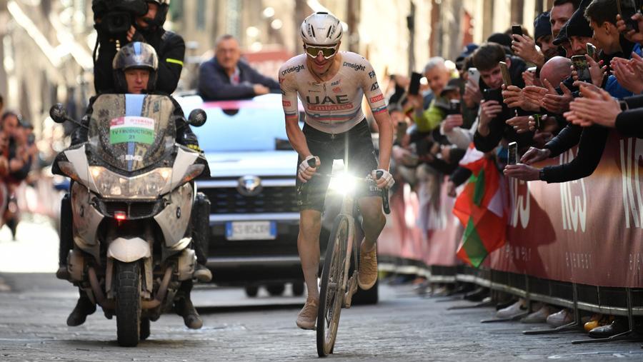 Fantastico Pogacar, vince a Siena dopo 81 km di fuga: sue le Strade Bianche