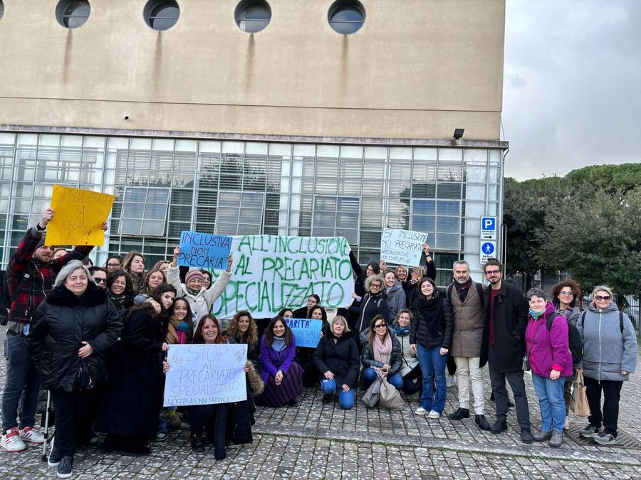 Docenti di sostegno, la protesta degli insegnanti di Livorno a Pisa: «No al precariato specializzato, stabilizzateci»