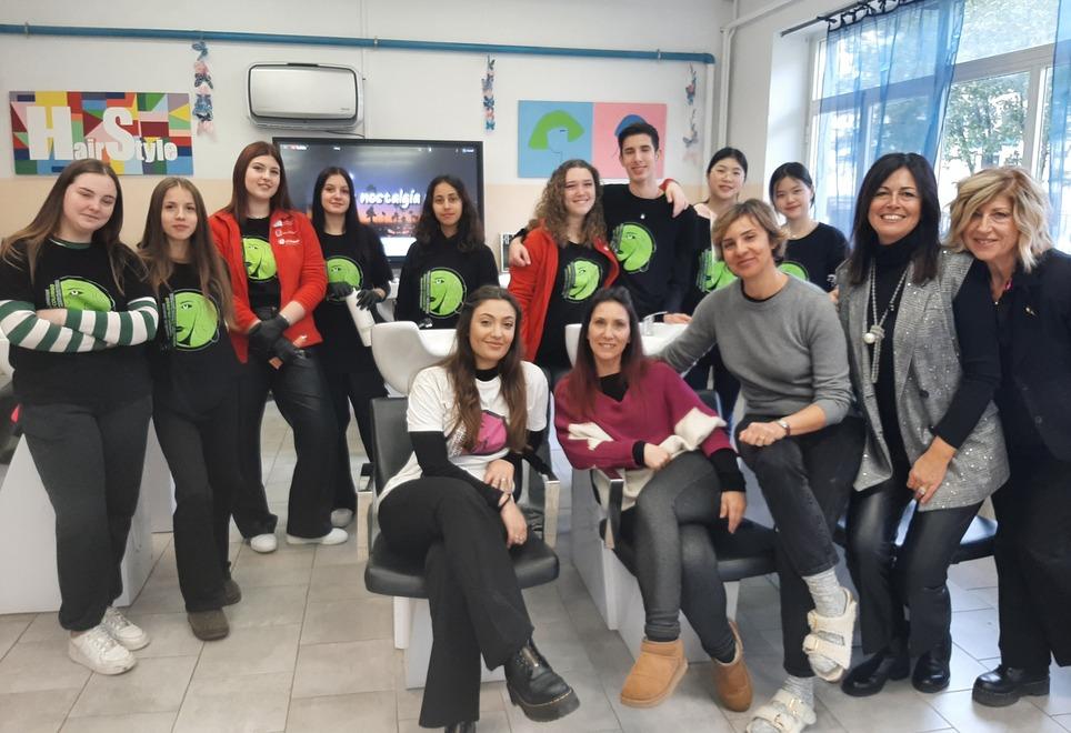 Al Vespucci-Colombo di Livorno la scuola col centro estetico e salone acconciature: «Venite prof, vi facciamo belle»<br>
