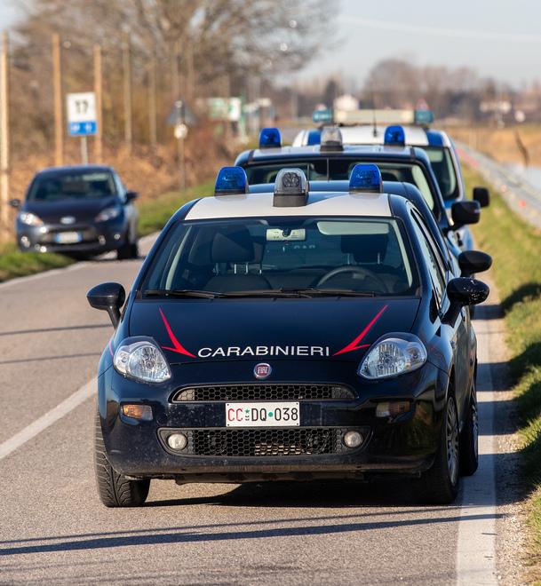 Berra, i carabinieri lo devono arrestare. I parenti li attaccano per difenderlo