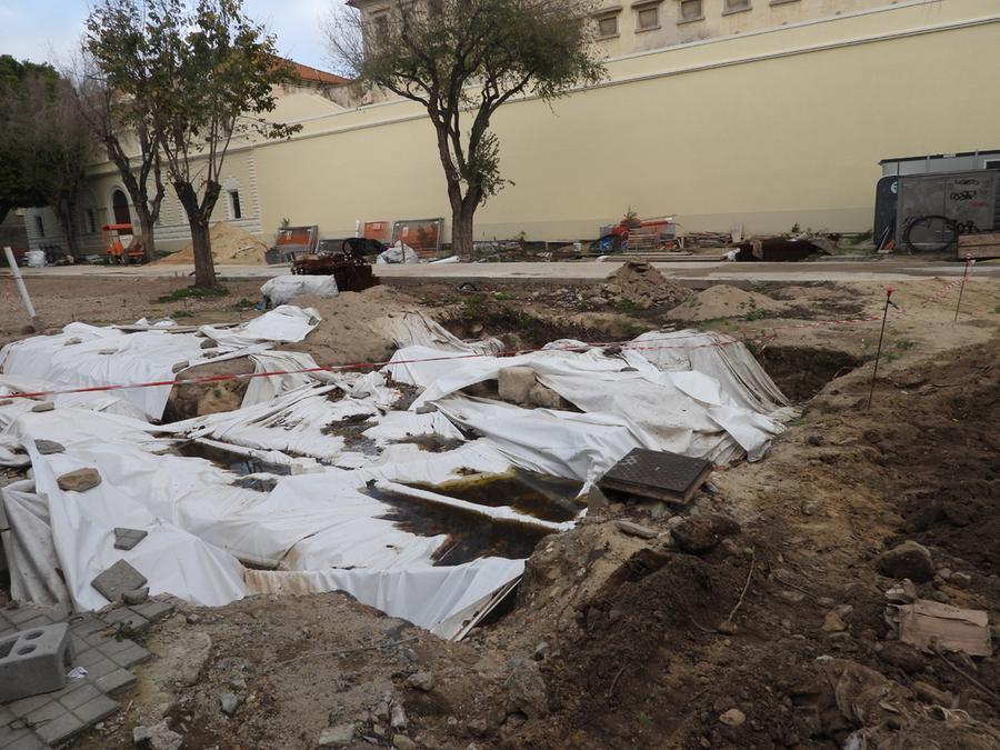 
	Il cantiere e sullo sfondo le mura del vecchio carcere

