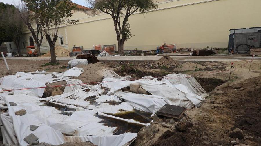 Il cantiere e sullo sfondo le mura del vecchio carcere