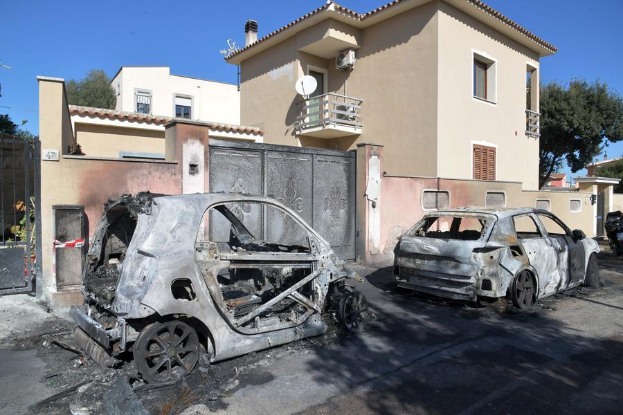 
	Le auto incendiate in via Boito

