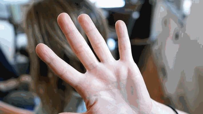 Presunta vittima di maltrattamenti al giudice: «Il mio ex mi scrisse “ti amo” sul letto col sangue»