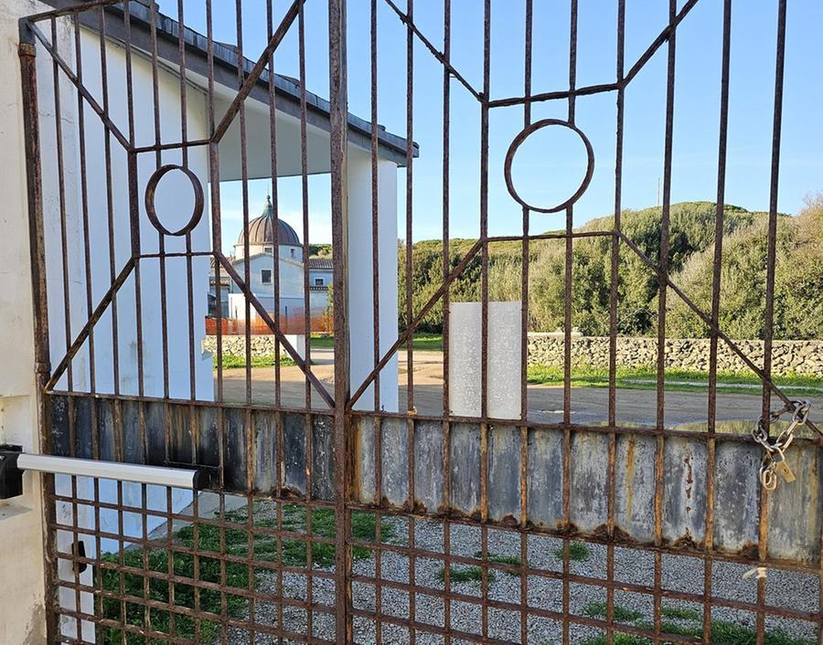 Il deputato leghista Dario Giagoni resta intrappolato nel cimitero di Santa Teresa