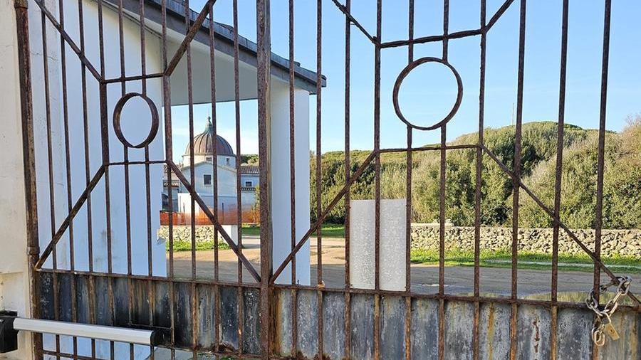 Il deputato leghista Dario Giagoni resta intrappolato nel cimitero di Santa Teresa