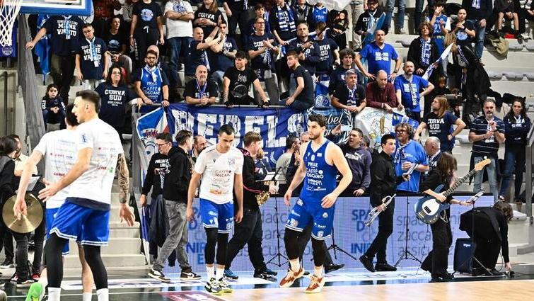 Pielle sbanca Omegna, è una vittoria da dieci che manda in estasi i tifosi <br>