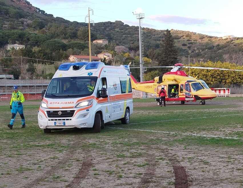 Con la moto contro il carro attrezzi: il casco si spezza ma le salva la vita