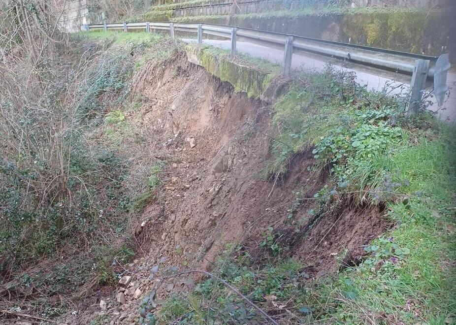 Un’impresa muoversi sulle vie collinari fra interruzioni, frane e anche voragini 