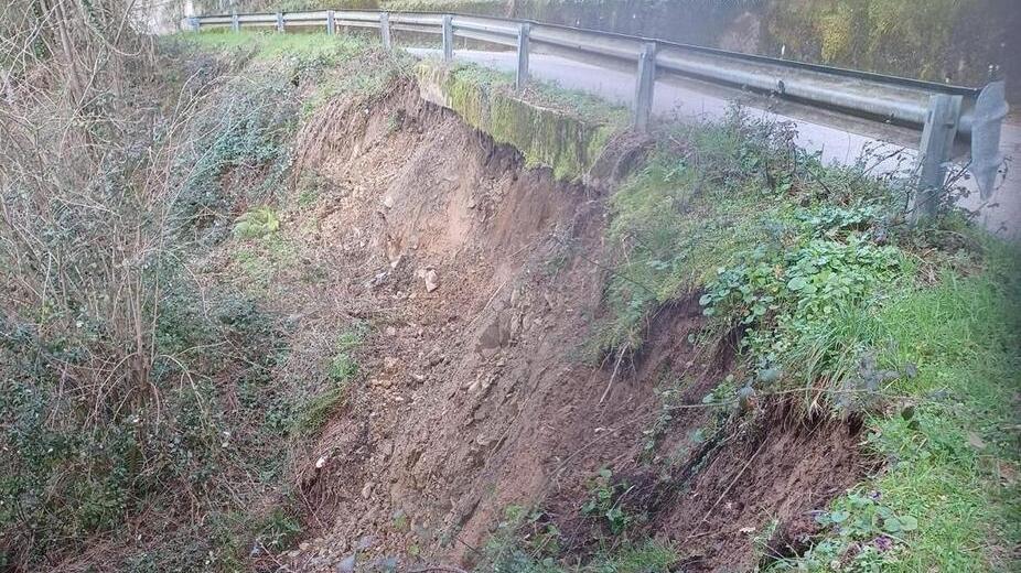 Un’impresa muoversi sulle vie collinari fra interruzioni, frane e anche voragini