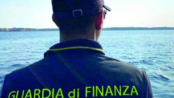 Versilia, pozzi sulla spiaggia: i bagni nel mirino della Finanza