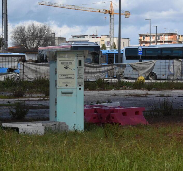 Nessuno ha mai rimosso l’erogatore di siringhe abbandonato in piazza Marconi  da decenni 
