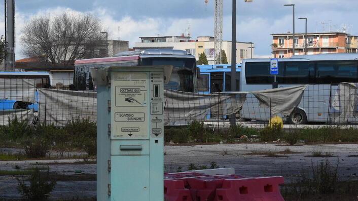 Nessuno ha mai rimosso l’erogatore di siringhe abbandonato in piazza Marconi da decenni