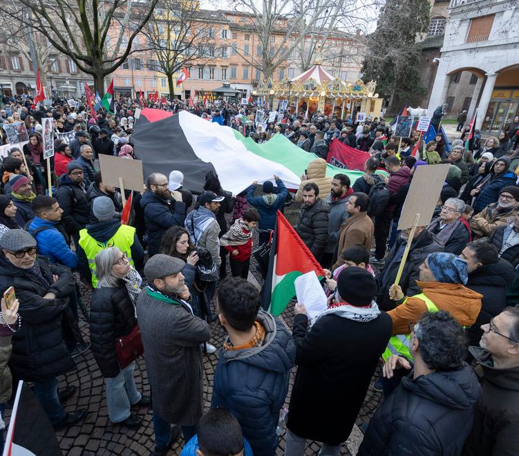 Modena, in mille marciano per la Palestina: «Stop al genocidio in atto a Gaza»