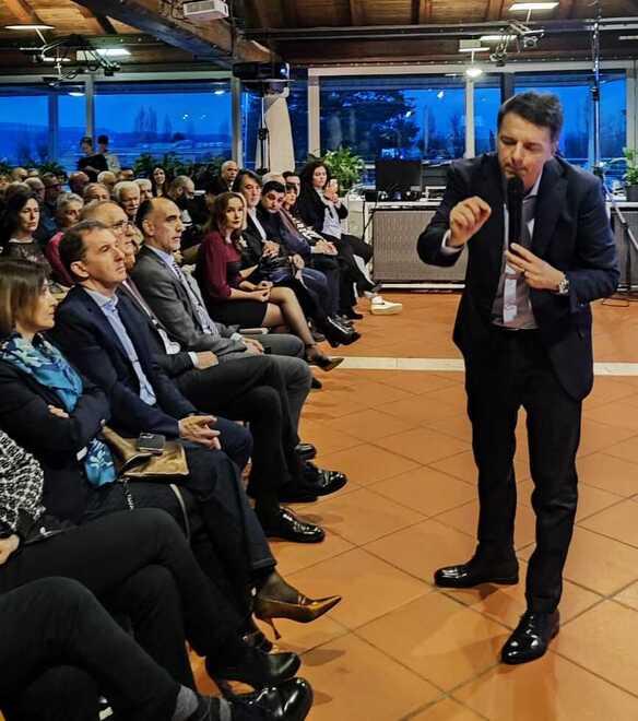 Sassuolo, in trecento per Matteo Renzi: «Pd “piegato” sui Cinque Stelle»