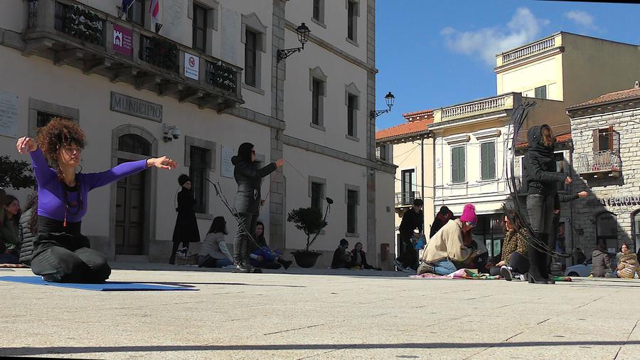 
	Un momento del flash mob organizzato davanti al municipio

