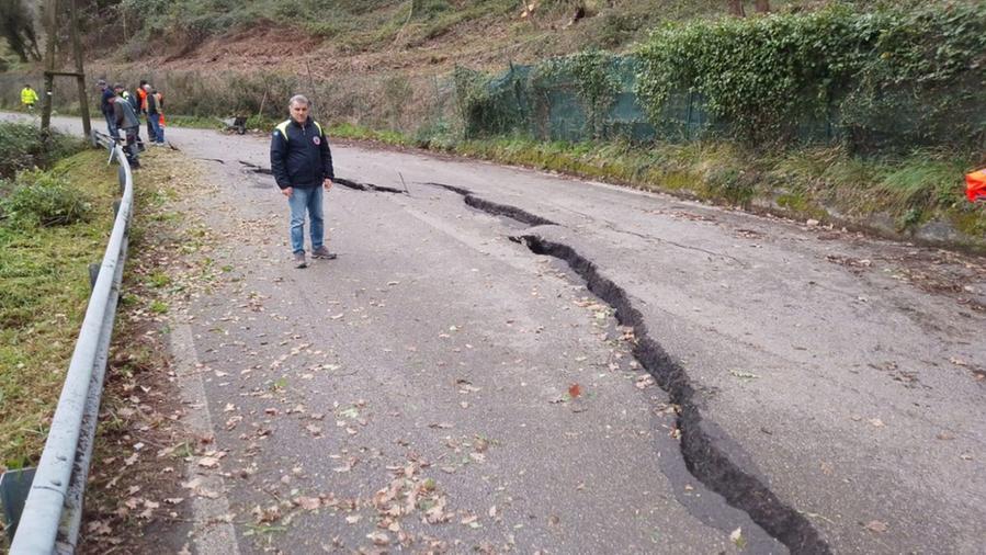 Lo squarcio lungo la strada per Sant'Anna di Stazzema