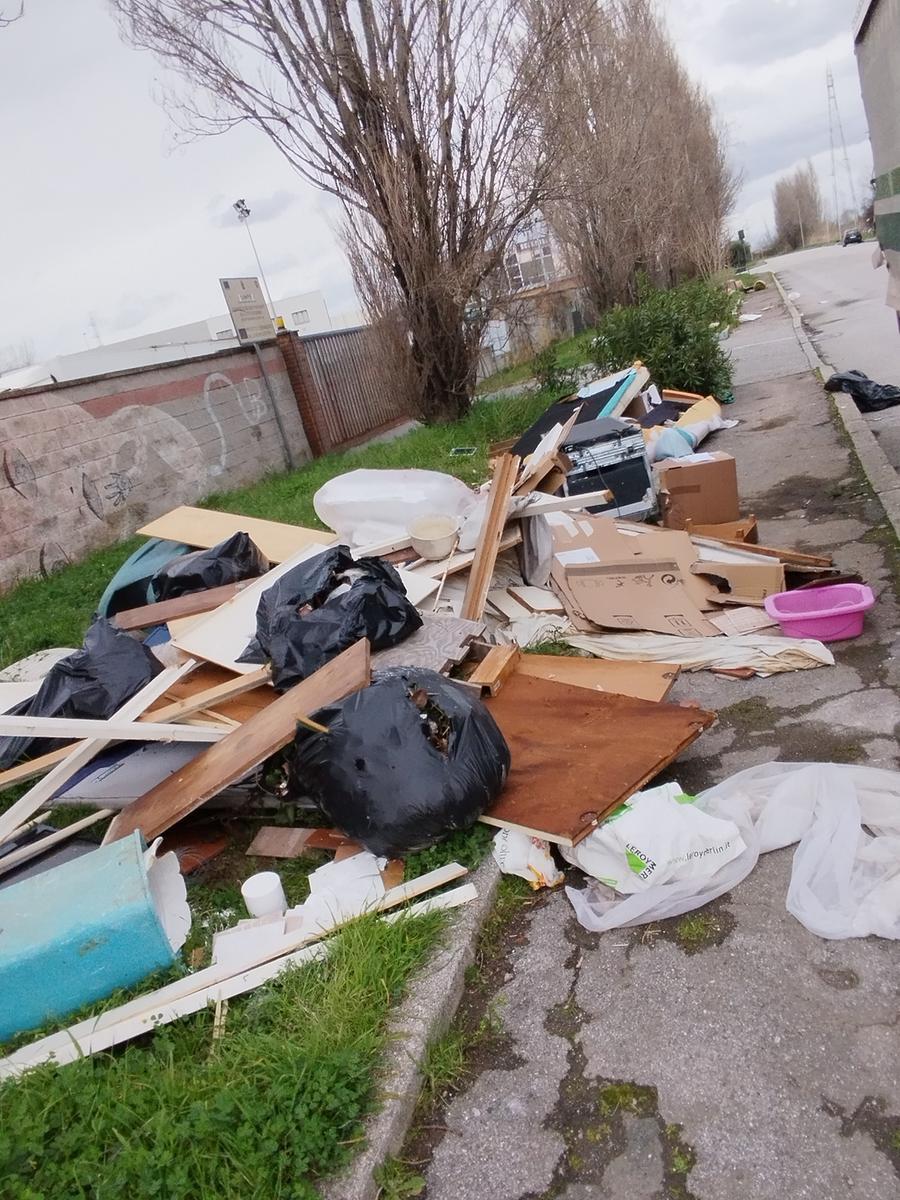 Picchianti, discarica a cielo aperto fuori dalla stazione ecologica di Livorno Nord