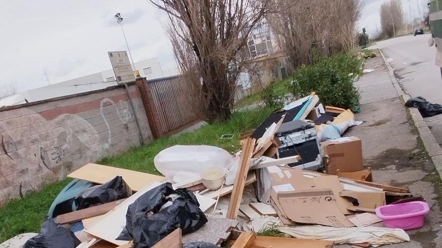 Picchianti, discarica a cielo aperto fuori dalla stazione ecologica di Livorno Nord