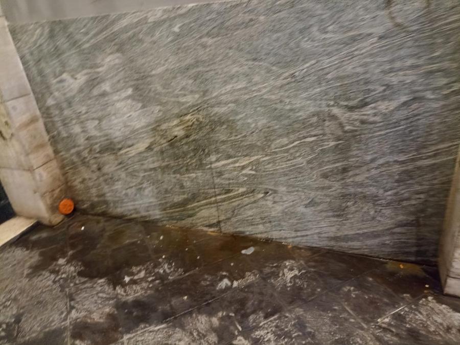 «Il ballatoio usato come vespasiano»