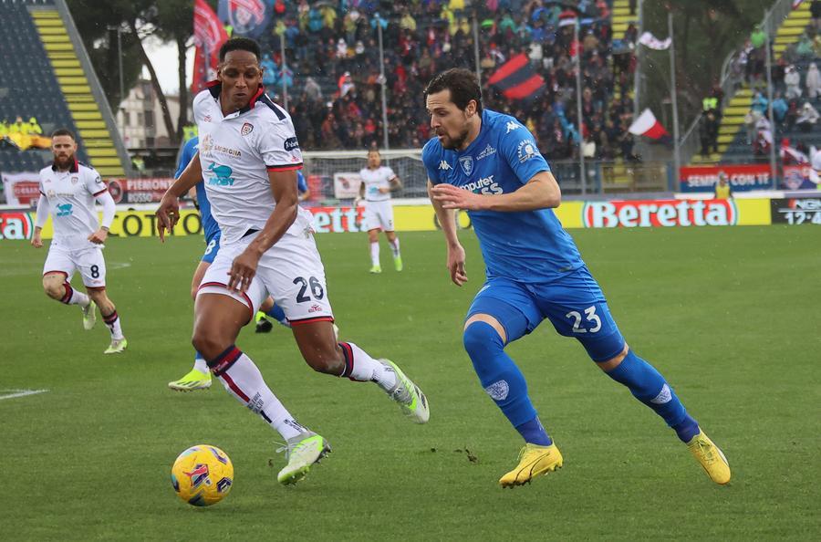 
	Mattia Destro in azione contro il Cagliari

