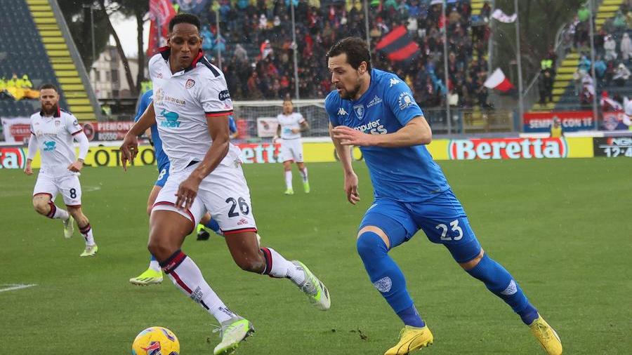 Mattia Destro in azione contro il Cagliari