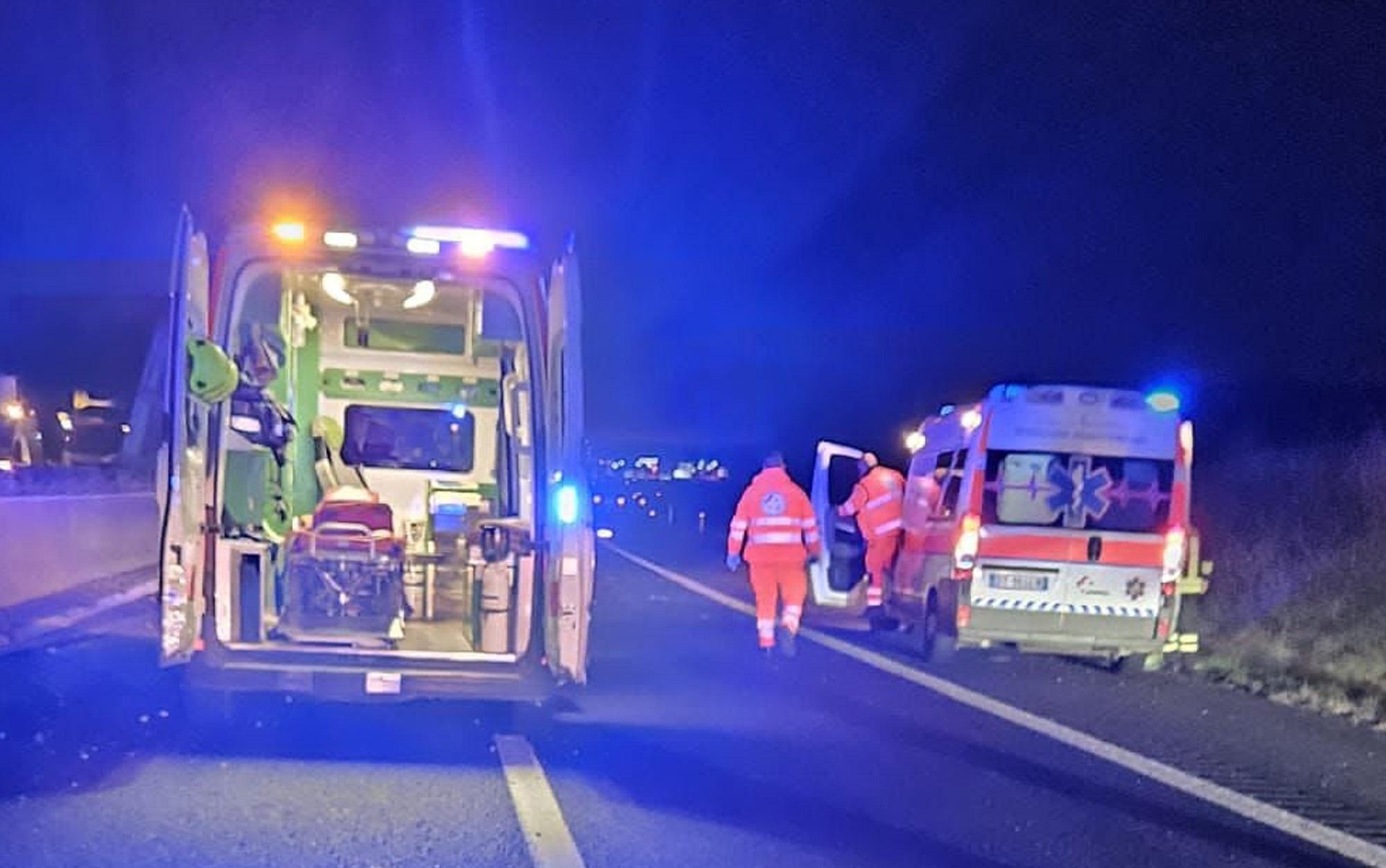 Un intervento delle ambulanze in autostrada (foto d'archivio)