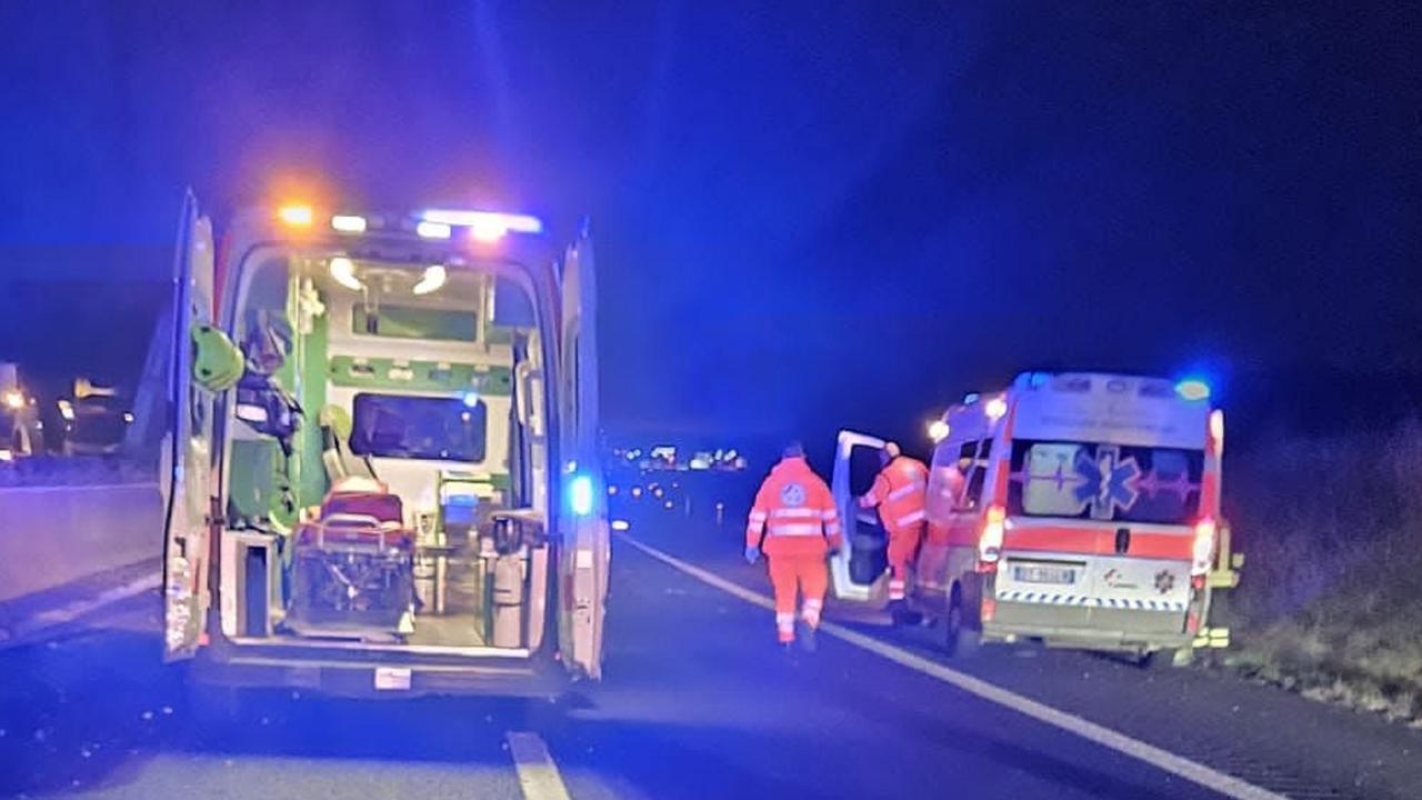 Un intervento delle ambulanze in autostrada (foto d'archivio)