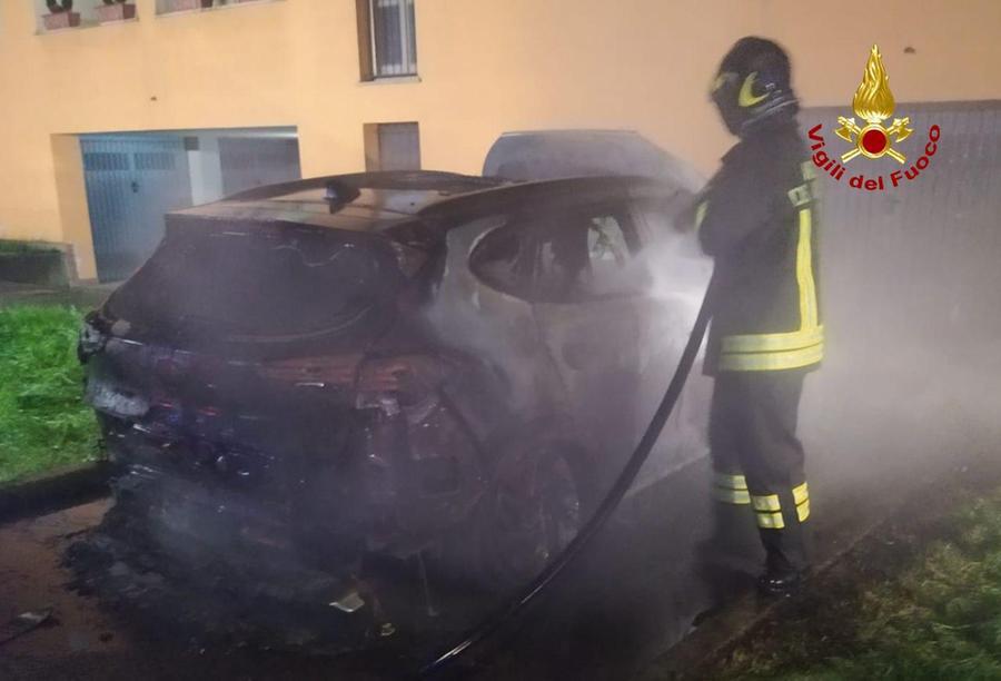 Incendio doloso distrugge un’auto