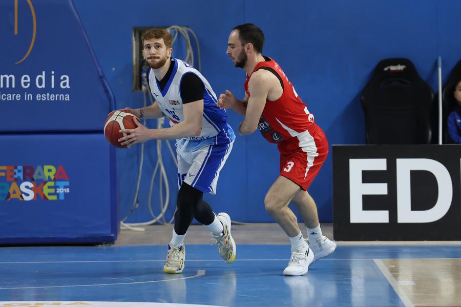 Basket Ferrara, la prima è molto buona. Il play-in regala subito emozioni
