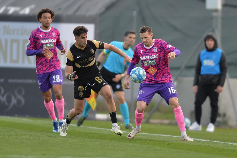 Reggiana, un altro pareggio: in superiorità numerica non passa ad Ascoli