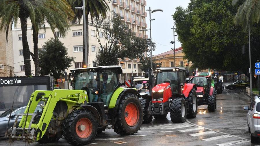 I trattori in piazza Roma Tre giorni fa a Oristano (foto fgp)