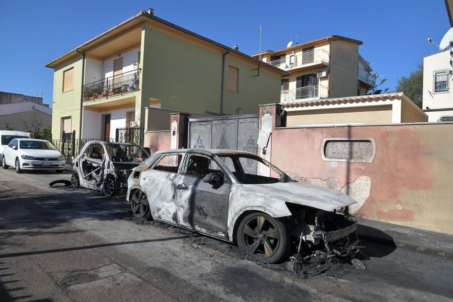 
	Due delle auto incendiate a Olbia nei giorni scorsi

