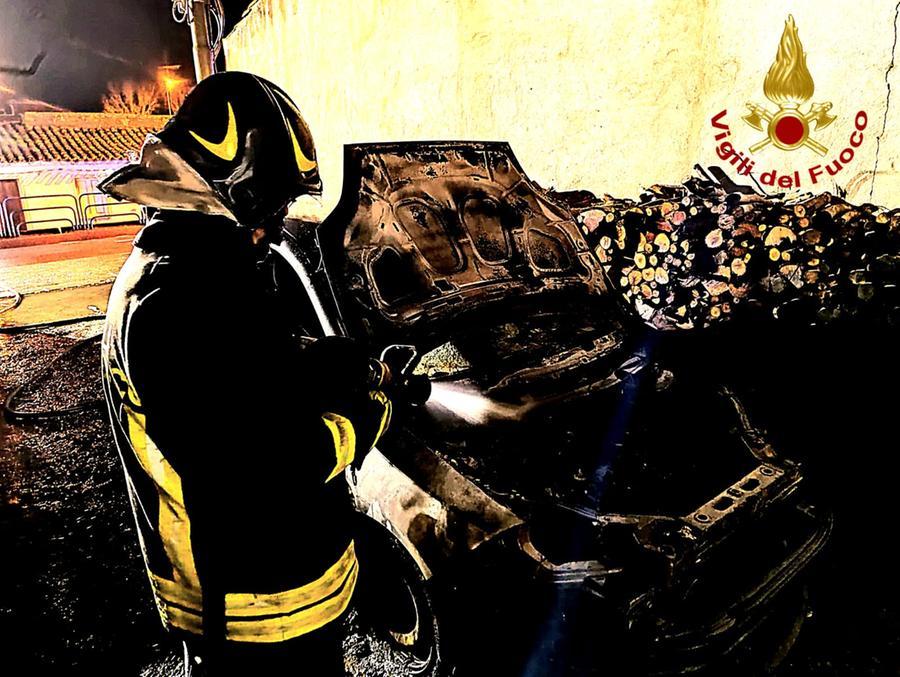 
	L'auto bruciata a Palmas Arborea

