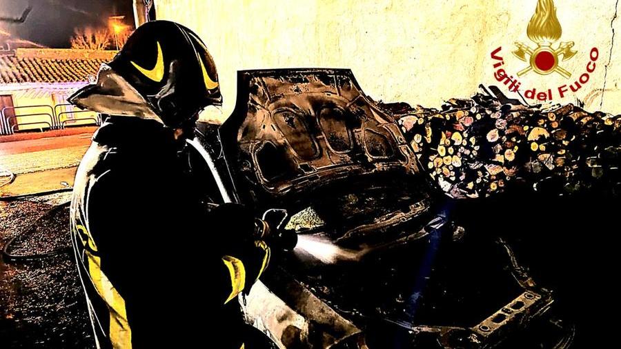 L'auto bruciata a Palmas Arborea