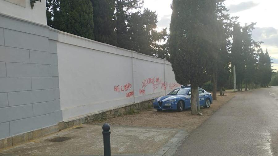 Tortolì, pesanti minacce a un poliziotto e alla famiglia scritte sul muro del cimitero