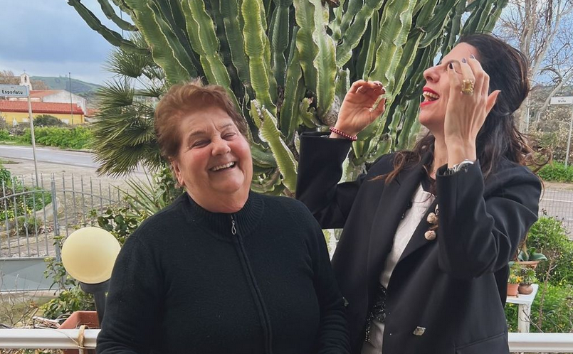 Il seggio di Biancareddu in casa di Maria Ghisu, Geppi Cucciari mantiene la promessa e va a trovarla