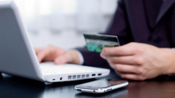 Scarica l'app-truffa sul cellulare e dal conto spariscono 6.810 euro: cosa è successo alla correntista