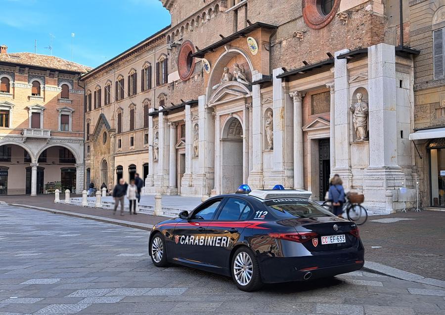 Prende a calci la porta del duomo, denunciato 34enne