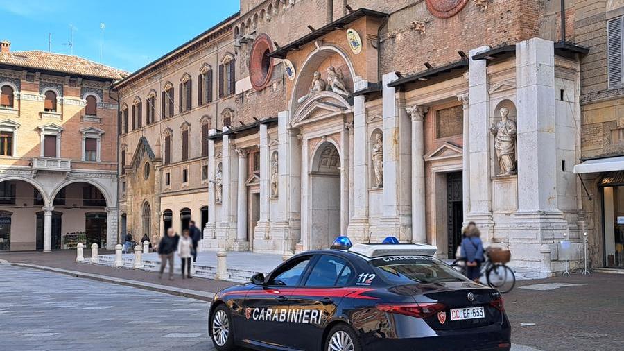 Prende a calci la porta del duomo, denunciato 34enne