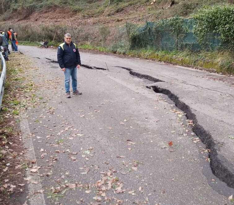 Sant’Anna di Stazzema, la maxi frana rischia di far saltare le gite con 7mila studenti