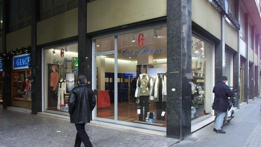 Livorno, negozi senza luce in via Grande per lavori. Enel risponde a Confesercenti: «Intervento impossibile di notte per ragioni di sicurezza»