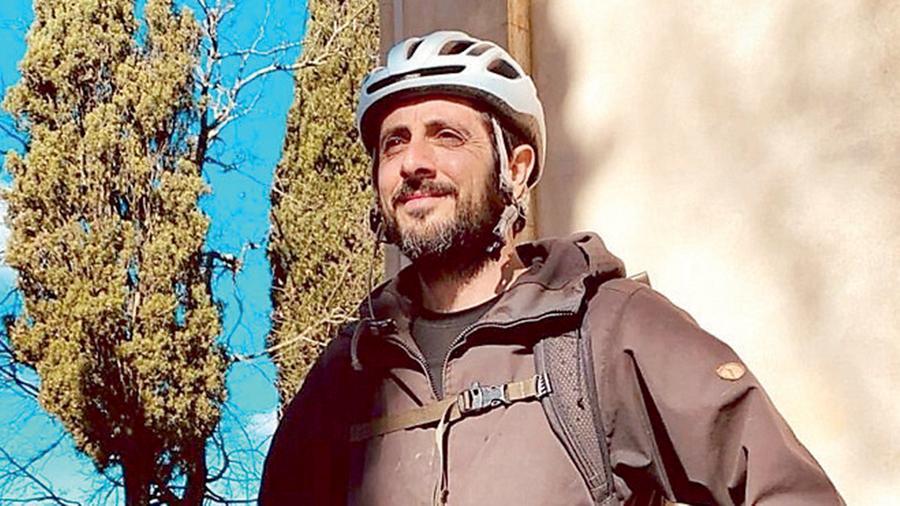 Manuele, guida ciclistica per caso porta i turisti a scoprire la Valdelsa: «Tutto è partito dal ritiro della patente...»