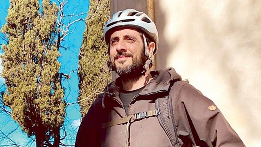 Manuele, guida ciclistica per caso porta i turisti a scoprire la Valdelsa: «Tutto è partito dal ritiro della patente...»