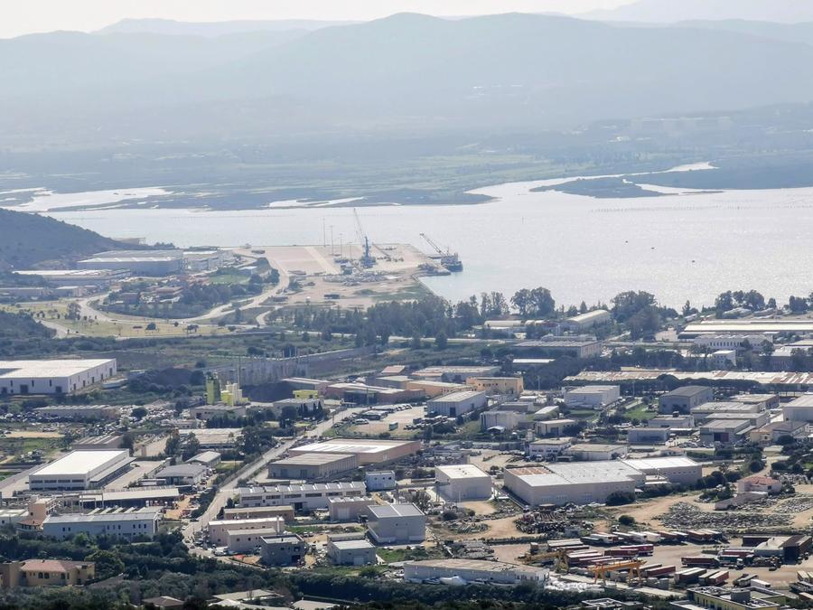 
	Una parte della zona industriale di Olbia

