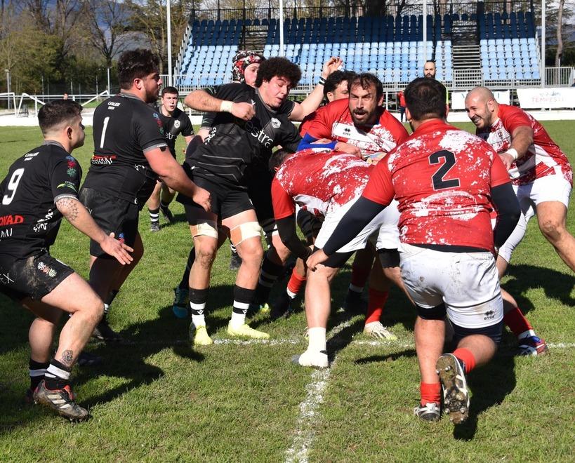 I Cavalieri rugby superano Napoli e si tengono in scia della capolista